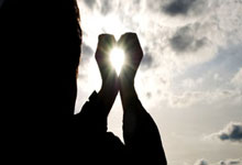 先斟满自己的杯子